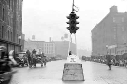 El primer semáforo eléctrico fue colocado entre las calles 105th y Euclid, en la ciudad estadounidense de Cleveland, Ohio.