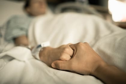 El primer signo se caracteriza por un gorgoteo o ronquido que se produce debido a la acumulación de secreciones en la garganta, a medida que el paciente pierde la capacidad de tragar o toser