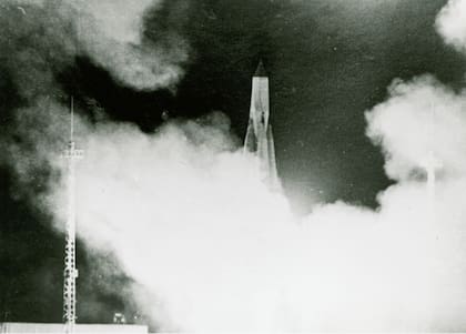 El primer Sputnik se lanzó el 4 de octubre de 1957 con el vehículo de lanzamiento R-7 y se incineró durante su reentrada el 4 de enero de 1958