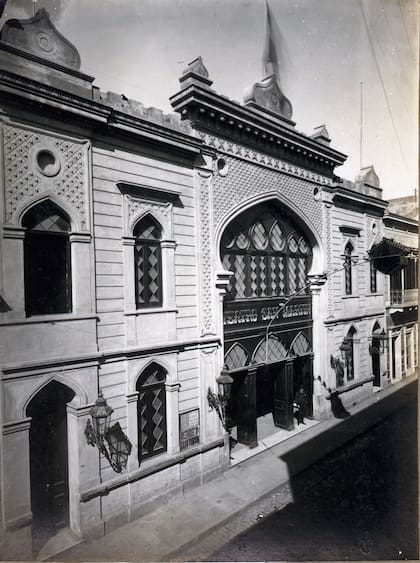 El primer teatro San Martín, no estaba sobre Av. Corrientes, sino en Esmeralda al 200.