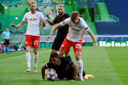 El primer tiempo fue más luchado que jugado entre Atlético de Madrid y Leipzig