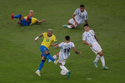 El primer tiempo tuvo mucha fricción y poco fútbol