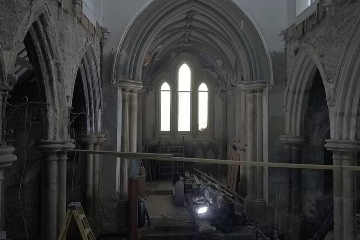 El primer trabajo fue cambiar el tejado, que costó unos 80.000 dólares