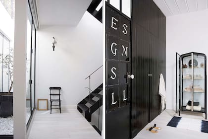 El primer tramo de escalera remata en una "pecera" o patio interno que comunica su luz al corredor y el baño. Las puertas de madera pintadas con esmalte negro cierran dos placares.