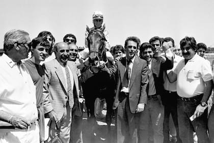 El primer triunfo de Maradona en las carreras, con Midri, guiado por Jorge Valdivieso