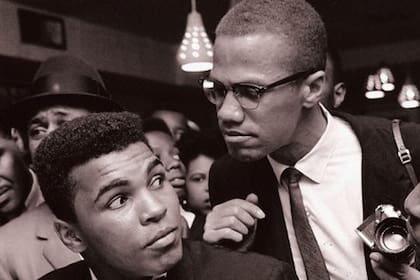 El primer vínculo fuerte de Alí con la política fue con Malcom X, el hombre que lo acompañó en su cambio de identidad cuando se convirtió al islam