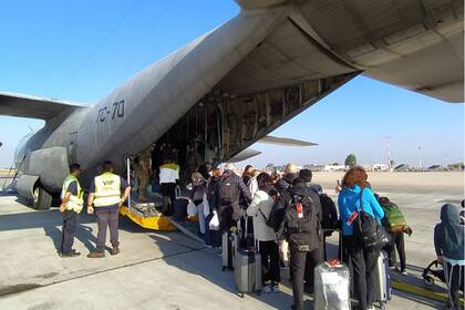 El primer vuelo de repatriación en el aeropuerto de Tel Aviv ayer