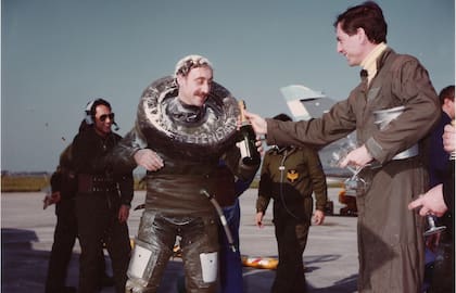 El primer vuelo del entonces capitán de corbeta Augusto Bedacarratz solo en un Etendard, durante su entrenamiento en Francia; el capitán de fragata Julio Ítalo Lavezzo le alcanza una copa para celebrar (gentileza Historial EA32)