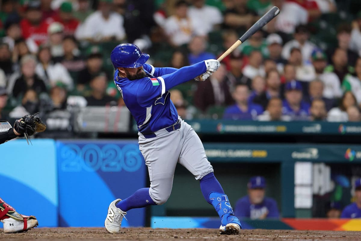 El primera base de los Royals, Vinnie Pasquantino, celebra cada jonrón con un espresso en el dugout