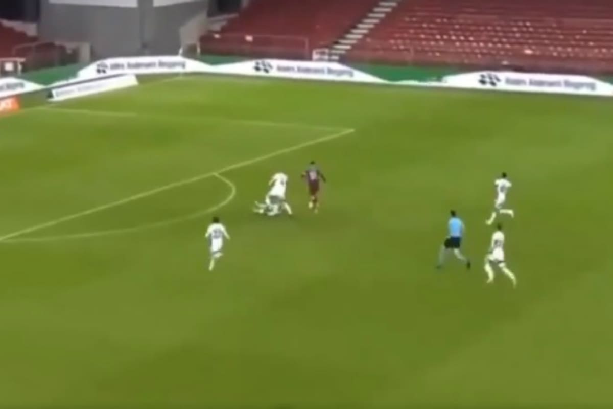 El primero de los dos bloopers que cometieron los defensores de Copenhague para el gol de Rijeka que obtuvo el triunfo y la clasificación gracias a ese único tanto