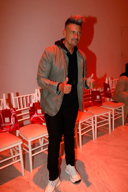 El primo de Marcelo Tinelli, Luciano "El Tirri" Giugno, asistió para apoyar a su sobrina modelo. Juntos y en familia, esperaron la salida de Juana para ir a comer. "Hoy invita ella".