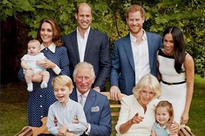 El príncie Carlos posa junto a su esposa, Camila Parker Bowles, sus hijos y nietos