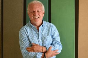El principal desafío de Alfonso fue reinventarse al ser despedido en pleno
2000 a los 55 años.