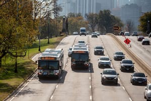 El principal riesgo para los conductores que omiten la revisión es la imposibilidad de renovar su matrícula y las multas correspondientes (rtachicago.org)