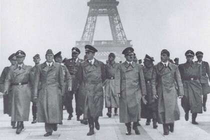 El principal símbolo parisino, convertida en telón de fondo de la propaganda nazi.