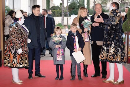 El príncipe Alberto con sus hijos, los mellizos Jacques y Gabriella (convertida en una mini Charlene con su nuevo peinado), y sus sobrinos Louis Ducruet y Camille Gottlieb.