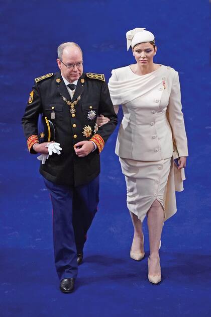 El príncipe Alberto de Mónaco con su mujer, Charlene, que lució un conjunto de chaqueta y falda y una capa.