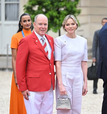 El príncipe Alberto de Mónaco y la princesa Charlene se conocieron en los Juegos Olímpicos Sidney 2000. Por entonces Charlene Wittstock era nadadora en el equipo sudafricano. Su presencia, apoyando al deporte en París, fue destacado a nivel internacional