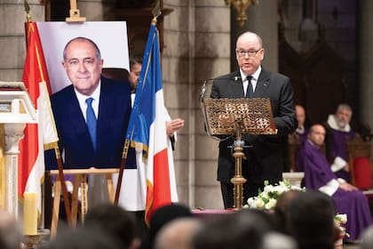 El príncipe Alberto dio
un discurso recordando
a su “amigo” Didier
Guillaume, quien había
sido hospitalizado el 10
de enero y murió siete
días después. Había
asumido el cargo de
ministro de Estado en
septiembre de 2024.