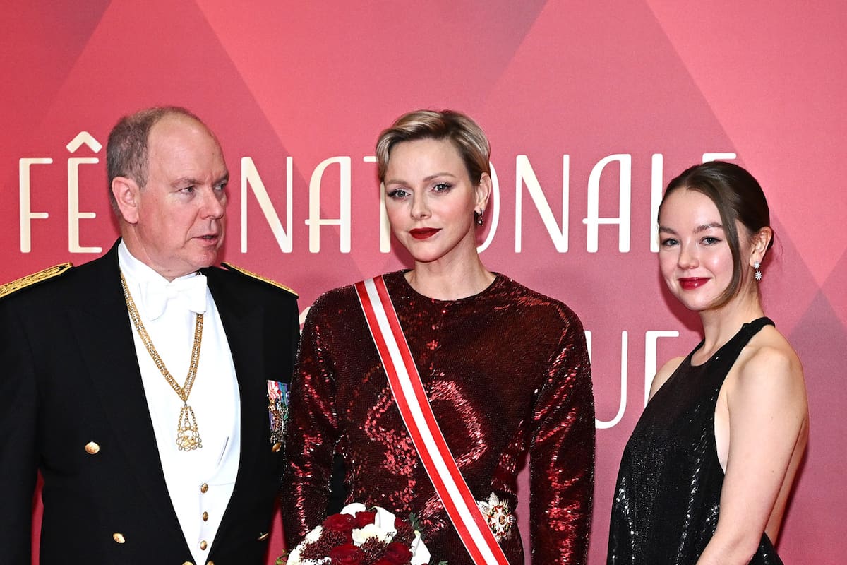 El Príncipe Alberto II de Mónaco, la Princesa Charlene de Mónaco y la Princesa Alexandra de Hannover asisten a una Gala en el Grimaldi Forum durante el Día Nacional de Mónaco 2023 el 19 de noviembre de 2023. (Stephane Cardinale/PLS Pool/Getty)