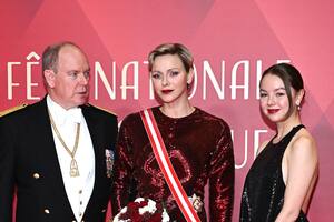 El Príncipe Alberto II de Mónaco, la Princesa Charlene de Mónaco y la Princesa Alexandra de Hannover asisten a una Gala en el Grimaldi Forum durante el Día Nacional de Mónaco 2023 el 19 de noviembre de 2023. (Stephane Cardinale/PLS Pool/Getty)