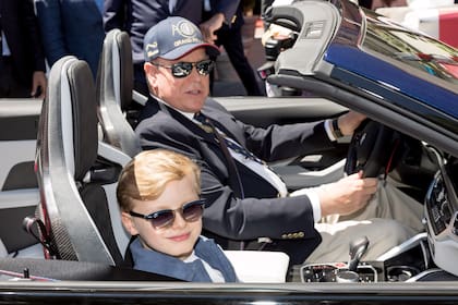 El príncipe Alberto II llegó en un BMW descapotable, con su hijo Jacques como copiloto.