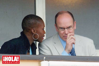 El príncipe Alberto y Nicole, en 2002, mirando un partido de tenis en el Abierto de Mónaco. Alexandre, fruto de este romance, nació el 24 de agosto de 2003.