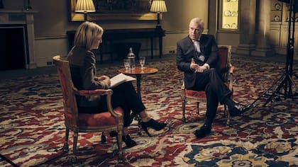 El príncipe Andrés, duque de York, en una entrevista con la peiodista Emily Maitlis de la BBC en 2019