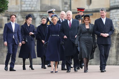 El Príncipe Andrés, Duque de York, Mike Tindall, Sarah, Duquesa de York, Anne, Princesa Real y el Vicealmirante Sir Timothy Laurence asisten al Servicio de Acción de Gracias por el Rey Constantino de los Helenos en la Capilla de San Jorge el 27 de febrero de 2024 en Windsor, Inglaterra.