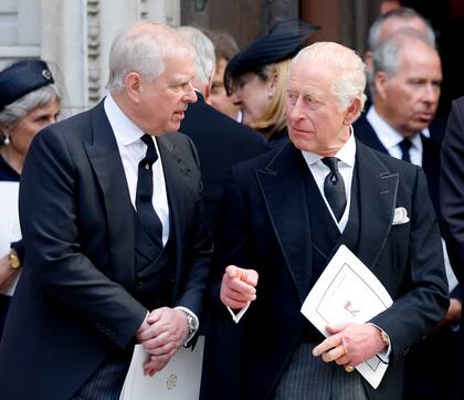 El príncipe Andrés, duque de York, y el rey Carlos III asisten a la misa de réquiem de Catalina, duquesa de Kent, en la catedral de Westminster el 16 de septiembre de 2025 en Londres, Inglaterra. Catalina, duquesa de Kent, estaba casada con el príncipe Eduardo, duque de Kent, primo hermano de la reina Isabel II