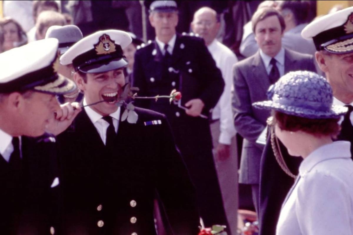 El príncipe Andrés, el día que retornó de Malvinas, juega con una rosa en su boca