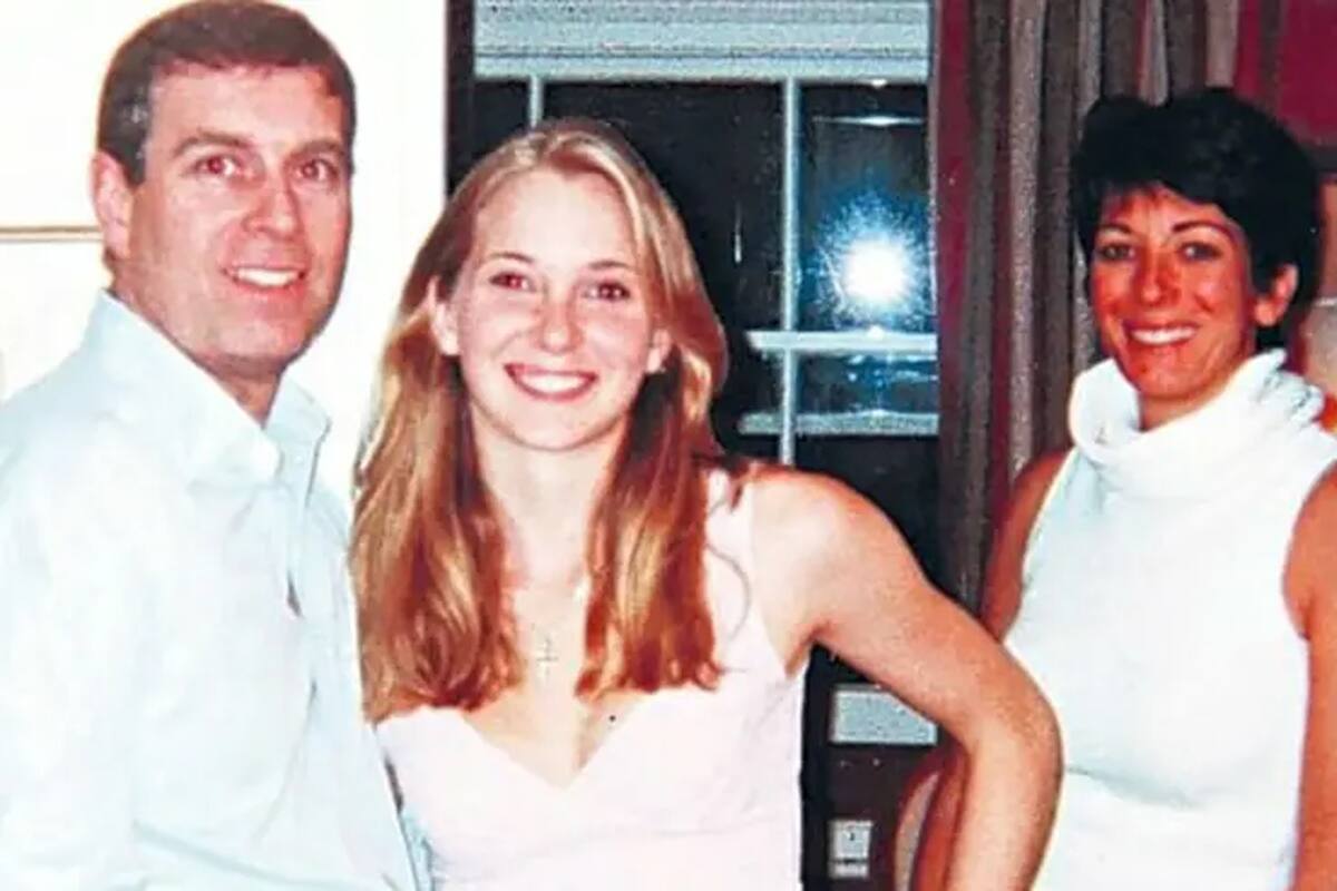 El príncipe Andrés junto a Virginia Roberts Giuffre, una de las víctimas de la red de tráfico sexual de Jeffrey Epstein, y a Ghislaine Maxwell