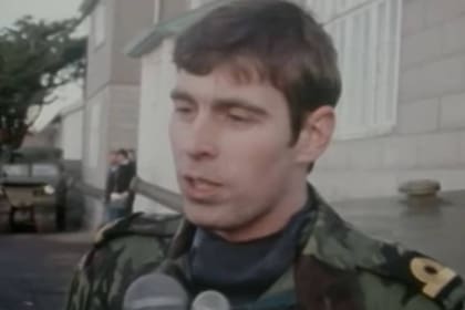 El príncipe Andrew, con su cargo de subteniente, habla como de la guerra de Malvinas