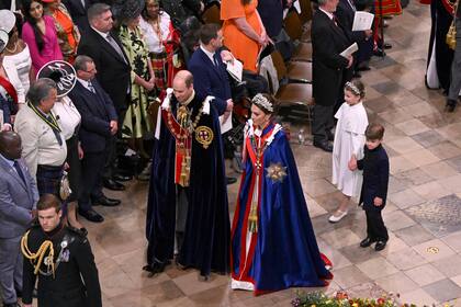 El príncipe británico Guillermo, Kate, princesa de Gales, la princesa Charlotte y el príncipe Louis abandonan la Abadía de Westminster tras la coronación del rey Carlos III en Londres, el sábado 6 de mayo de 2023 (archivo)