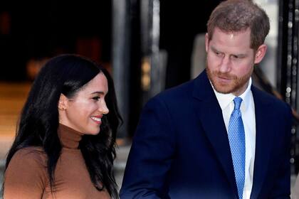 El príncipe británico Harry y su esposa Meghan, duquesa de Sussex, abandonan Canada House en Londres, Gran Bretaña, el 7 de enero de 2020.