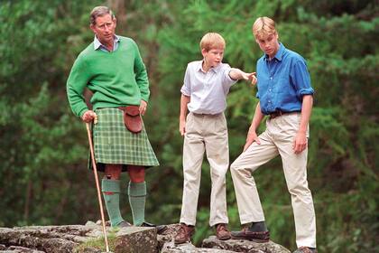 El príncipe Carlos con sus hijos William y Harry durante una visita a Glen Muick, en Balmoral en 1987.