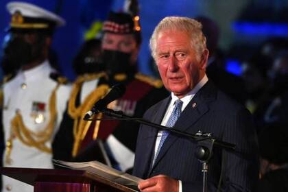 El príncipe Carlos dando un discurso en Barbados; en el mismo evento fue filmado cabeceando de sueño