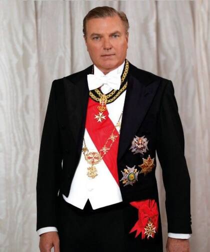 “El príncipe Carlos de Borbón de las Dos Sicilias, duque de Castro y jefe de la Casa Real, expresa, también en nombre de la Familia Real, sus más sinceras felicitaciones al cardenal Robert Francisco Prevost por su elección al Papa León XIV, 2670 sucesor de San Pedro”, anunció el pretendiente al inexistente trono italiano.