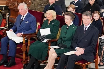El príncipe Carlos de Gran Bretaña y Camilla, duquesa de Cornualles, la princesa Ana de Gran Bretaña y el vicealmirante Sir Tim Laurence el martes 29 de marzo de 2022.
