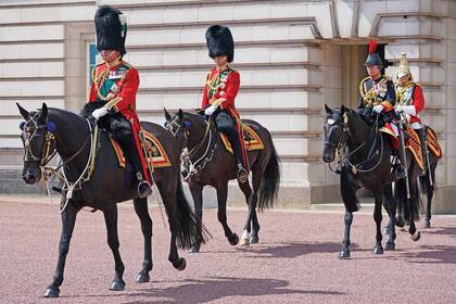El príncipe Carlos, el príncipe William y la princesa Ana participaron a caballo en el Trooping the Colour, con sus uniformes de coronel en jefe de sus regimientos.