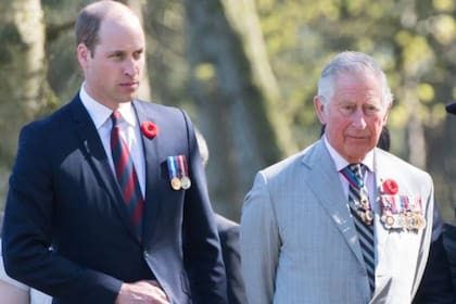 El príncipe Carlos estaría "desesperado" por convertirse en Rey y podría enfrentarse a su hijo William