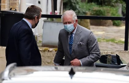 El príncipe Carlos llegó en un auto Tesla alrededor de las 15.20 al hospital y salió cerca de las 16