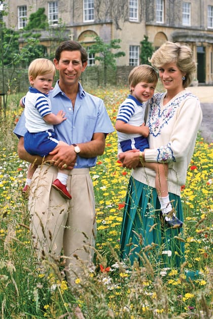 El Príncipe Carlos, Príncipe de Gales y Diana, Princesa de Gales, posan con sus hijos, el Príncipe William y el Príncipe Harry, el 14 de julio de 1986 en Tetbury, Inglaterra