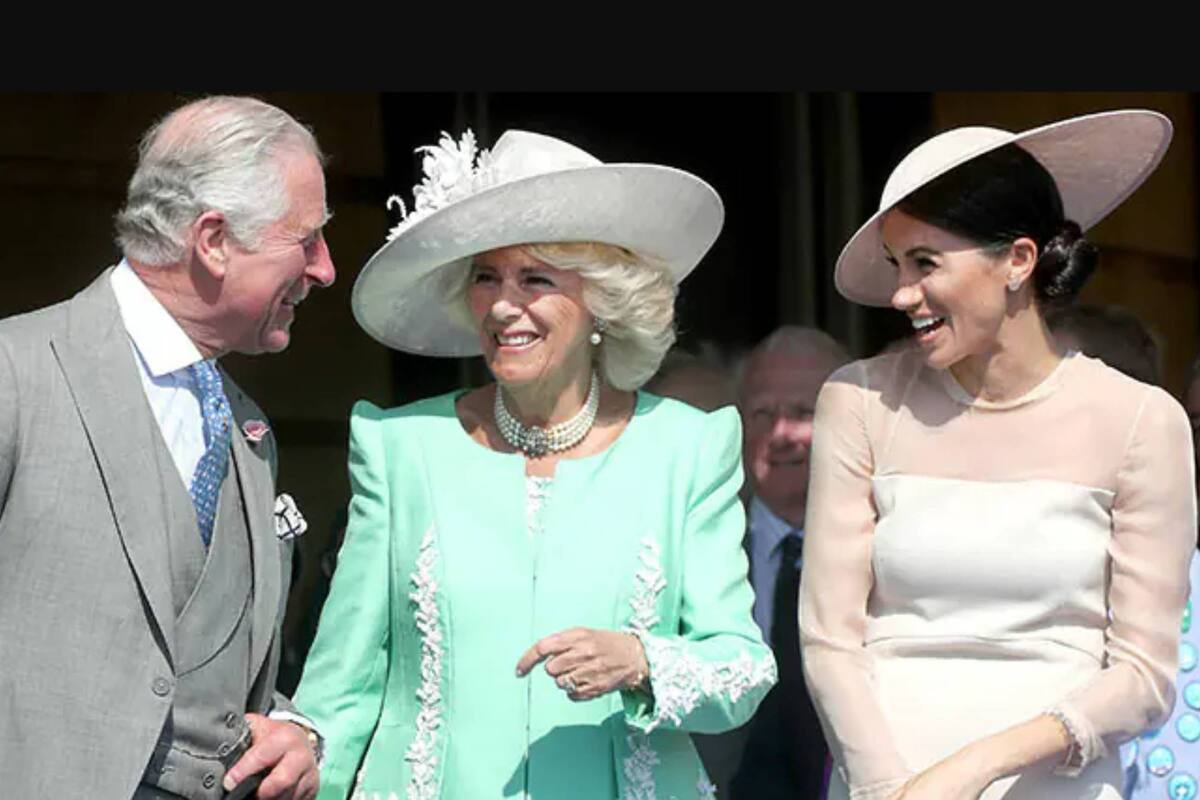 El príncipe Carlos tiene una foto suya llevando a Meghan hacia el altar durante la boda con Harry