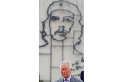 Con la imagen del Che Guevara de fondo participaron de un homenaje a José Martí