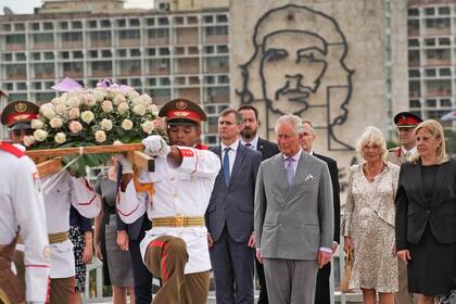 Con la imagen del Che Guevara de fondo participaron de un homenaje a José Martí