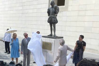 El príncipe Carlos y Camilla, descubren una estatua de Shakespeare en La Habana Vieja