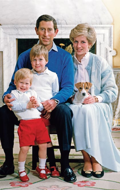 El príncipe Carlos y Diana con sus dos hijos, William y Harry (Photo by Tim Graham/Getty Images)