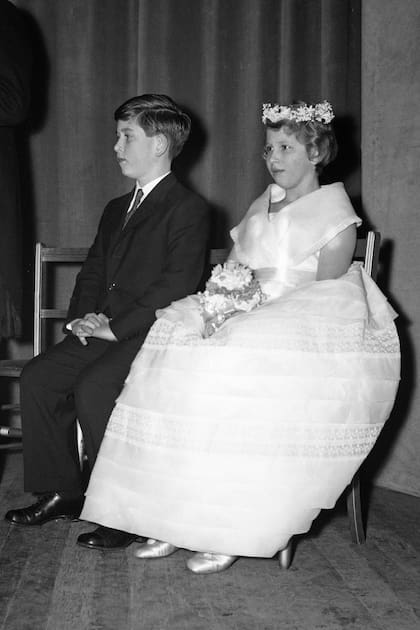 El príncipe Carlos y la princesa Ana en la boda de Pamela y David Hicks.