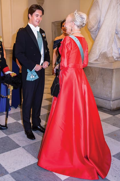 El príncipe Christian fue recibido con dos besos por su abuela, la reina Margarita.